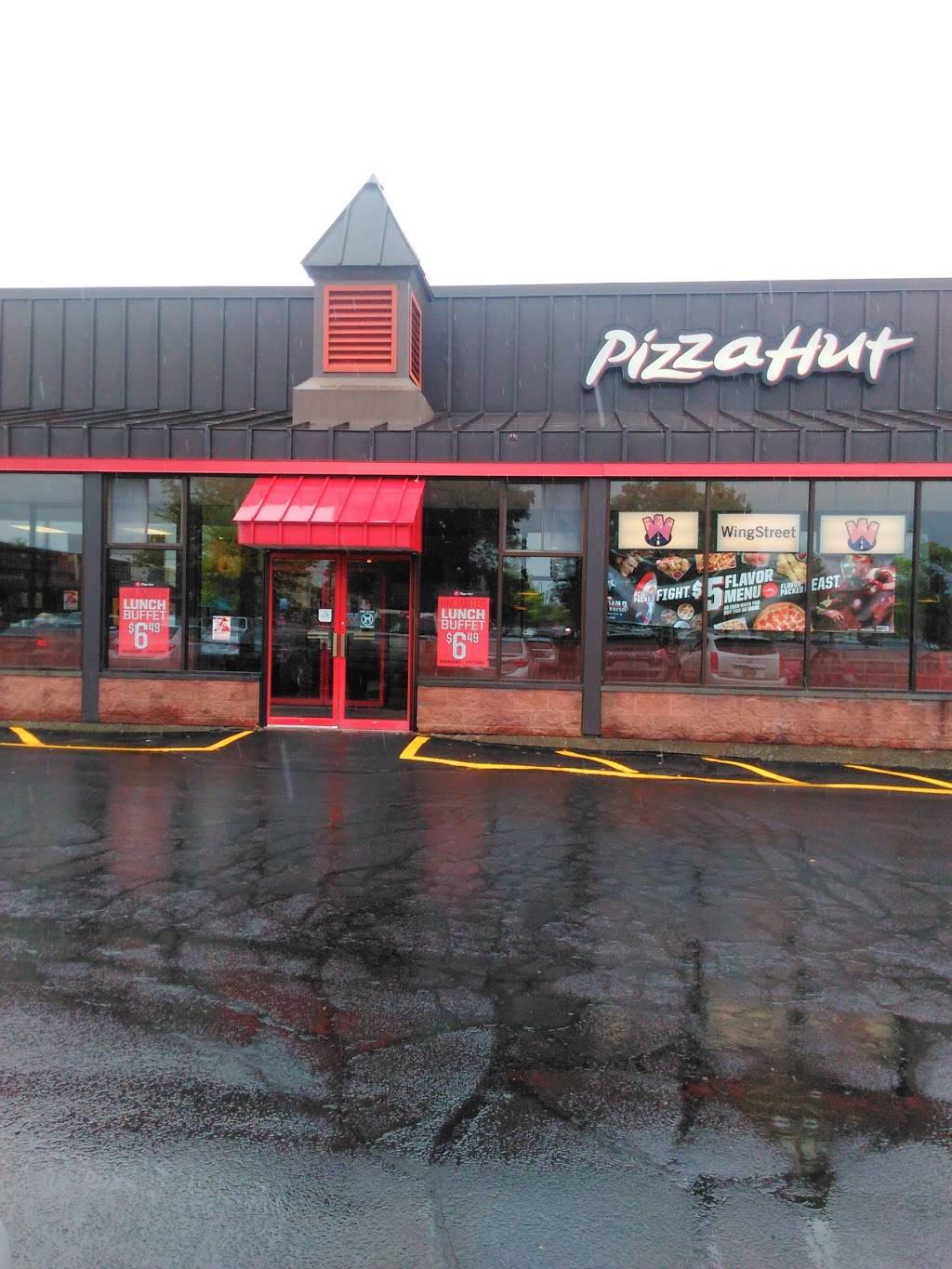 Pizza Hut | meal takeaway | 211 Swanton Rd Highgate Commons Shop Center, St Albans City, VT 05478, USA | 8025247409 OR +1 802-524-7409