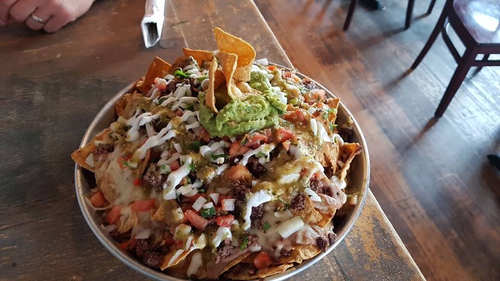 Roadhouse 66 Gas N Grill | restaurant | 3478 N Clark St, Chicago, IL 60657, USA | 8722065309 OR +1 872-206-5309