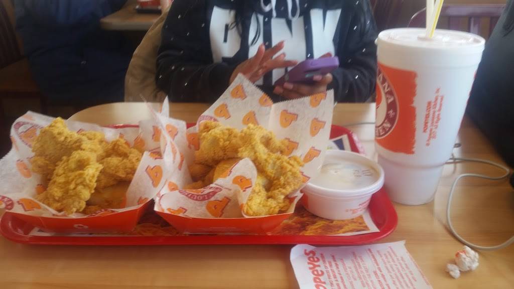 Popeyes Louisiana Kitchen | restaurant | 6939 Golf Rd, Morton Grove, IL 60053, USA | 8474700990 OR +1 847-470-0990
