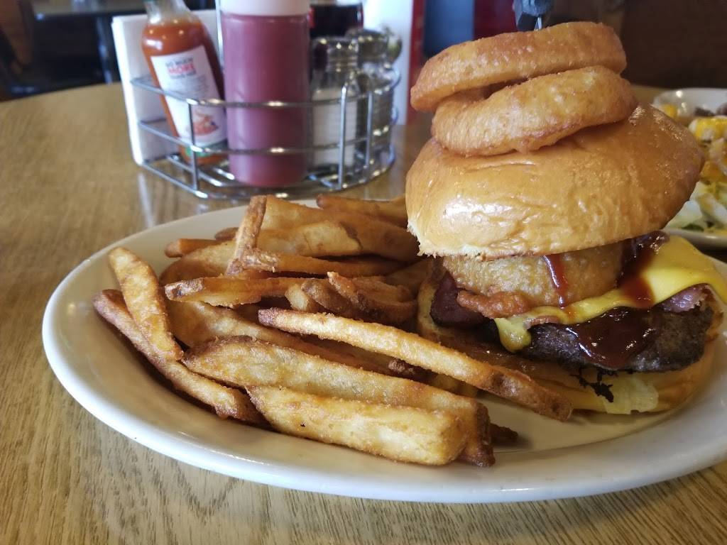 Sunnys Sports Bar & Grill | restaurant | 122 W Upton Ave, Reed City, MI 49677, USA | 2318323004 OR +1 231-832-3004