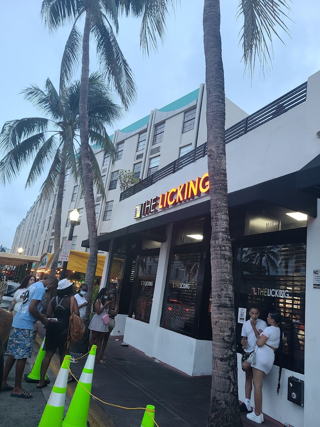 The Licking South Beach | restaurant | 754 Washington Ave, Miami Beach, FL 33139, USA | 3053978588 OR +1 305-397-8588