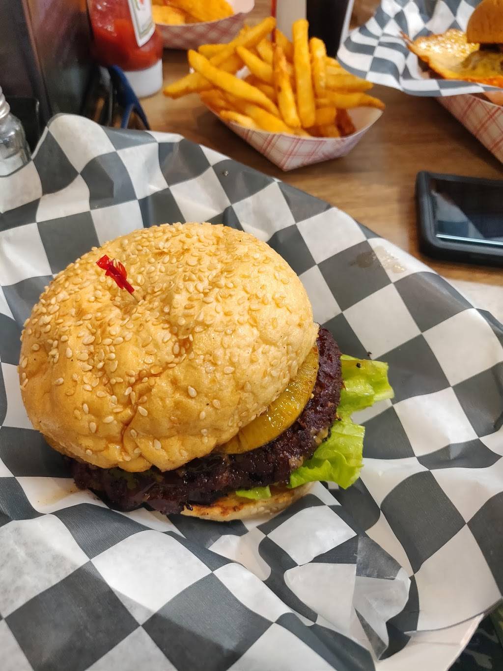 Sierra Squeeze Burger | restaurant | 287-323 E Sierra Ave, Portola, CA 96122, USA | 5308325251 OR +1 530-832-5251