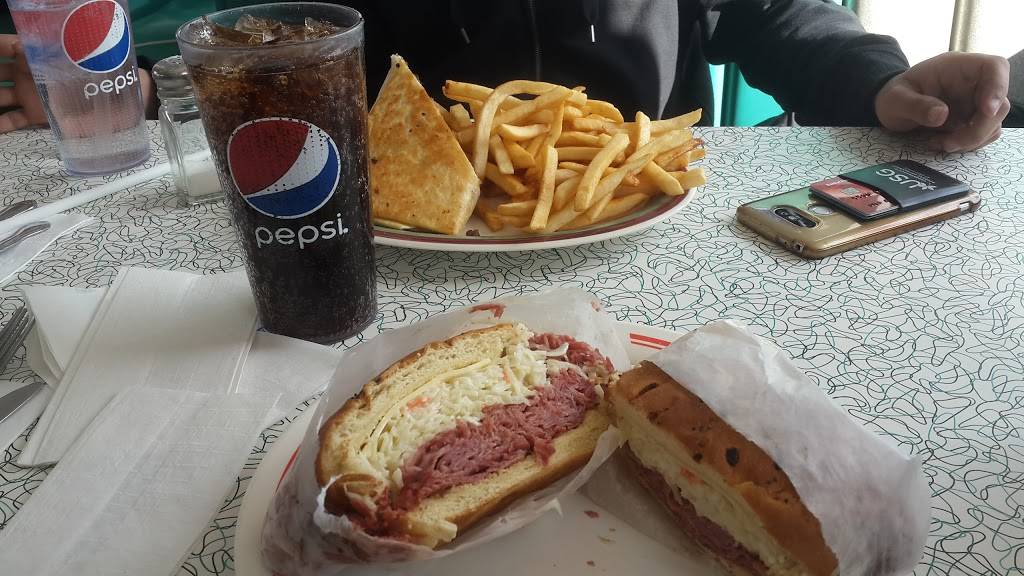 Legends Grill | restaurant | 11123 E Jefferson Ave, Detroit, MI 48214, USA | 3133314000 OR +1 313-331-4000