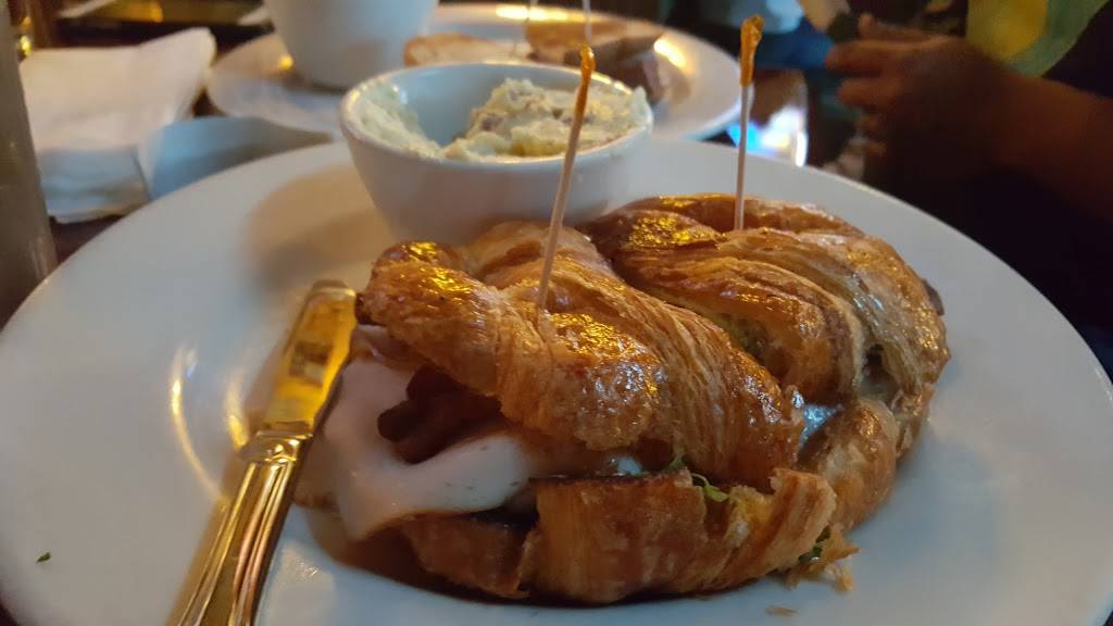 Gallaghers Pub & Grill | restaurant | 2751 E Broadway, Long Beach, CA 90803, USA | 5628568000 OR +1 562-856-8000