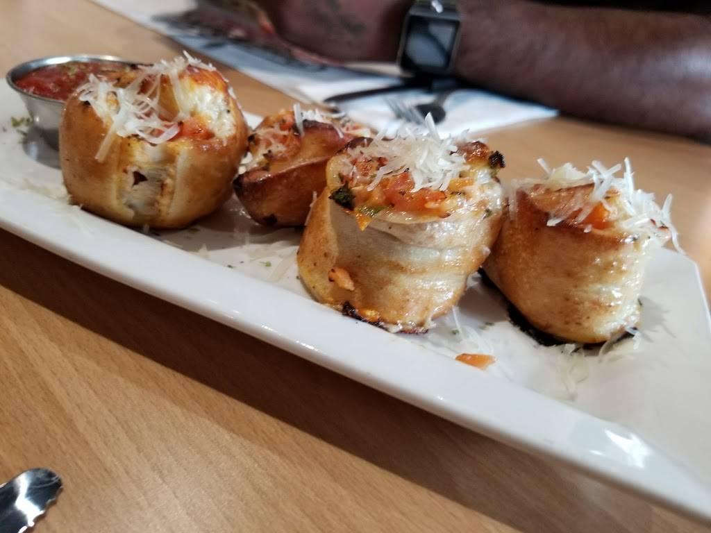 Mikes | restaurant | 1850 Av Dollard, LaSalle, QC H8N 1T8, Canada | 5143643131 OR +1 514-364-3131