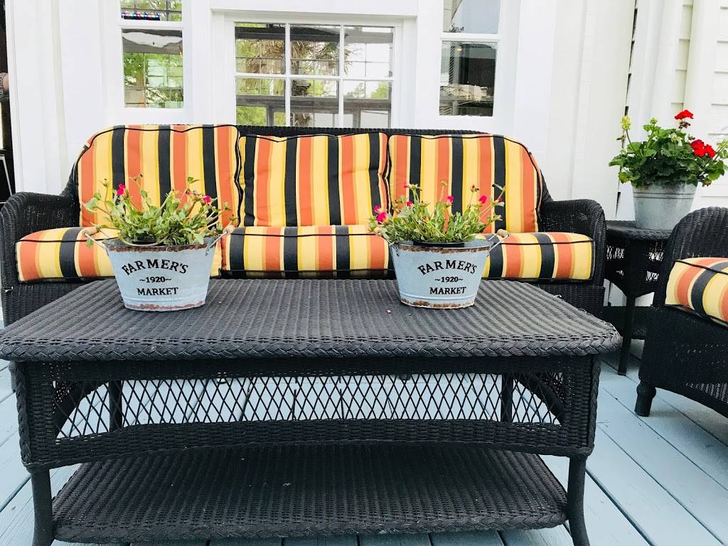 White Dog Bistro | restaurant | 68 Church St, Mathews, VA 23109, USA | 8047257680 OR +1 804-725-7680