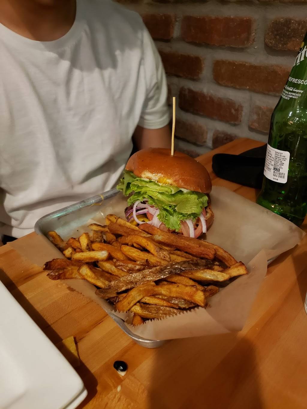 Burgers And Bottles | restaurant | 1278 Lone Oak Rd, Eagan, MN 55121, USA | 6513407175 OR +1 651-340-7175