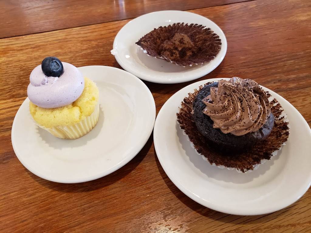 Daisy Cafe & Cupcakery | restaurant | 2827 Atwood Ave, Madison, WI 53704, USA | 6082412200 OR +1 608-241-2200