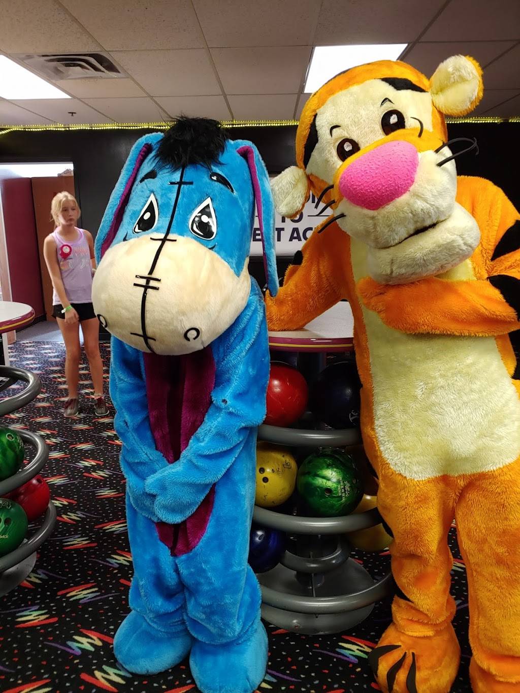 West Acres Bowling Center | night club | 749 N Ridge Rd, Wichita, KS 67212, USA | 3167225211 OR +1 316-722-5211