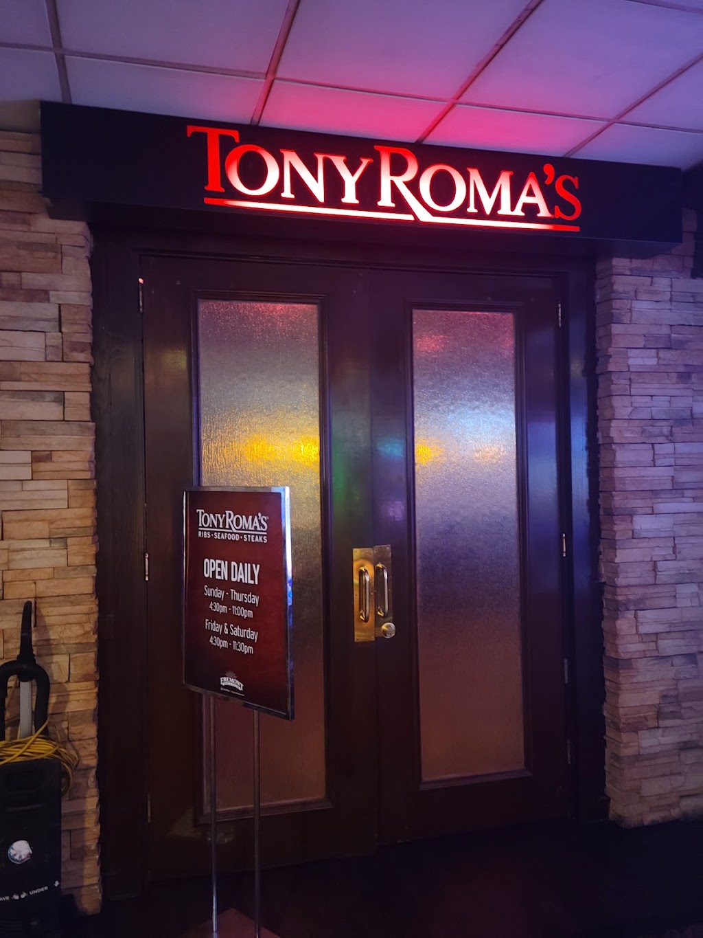Tony Romas | restaurant | 200 E Fremont St, Las Vegas, NV 89101, USA | 7023853232 OR +1 702-385-3232