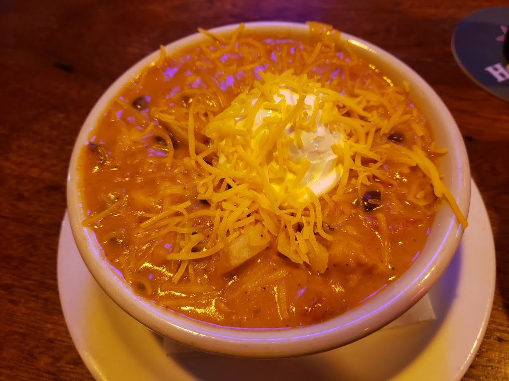 The Half Moon Bar and Grill | restaurant | 714 S Lewis Blvd, Sioux City, IA 51106, USA | 7125748820 OR +1 712-574-8820