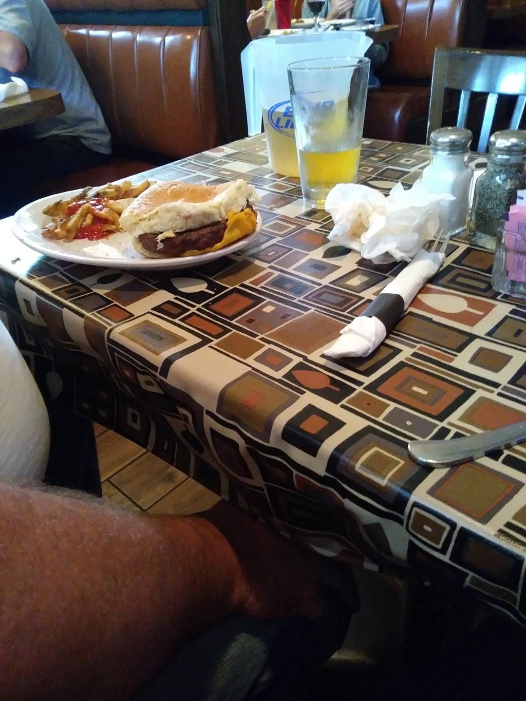 Field house Restaurant | restaurant | 911 N Pike Rd, Cabot, PA 16023, USA | 7243529603 OR +1 724-352-9603