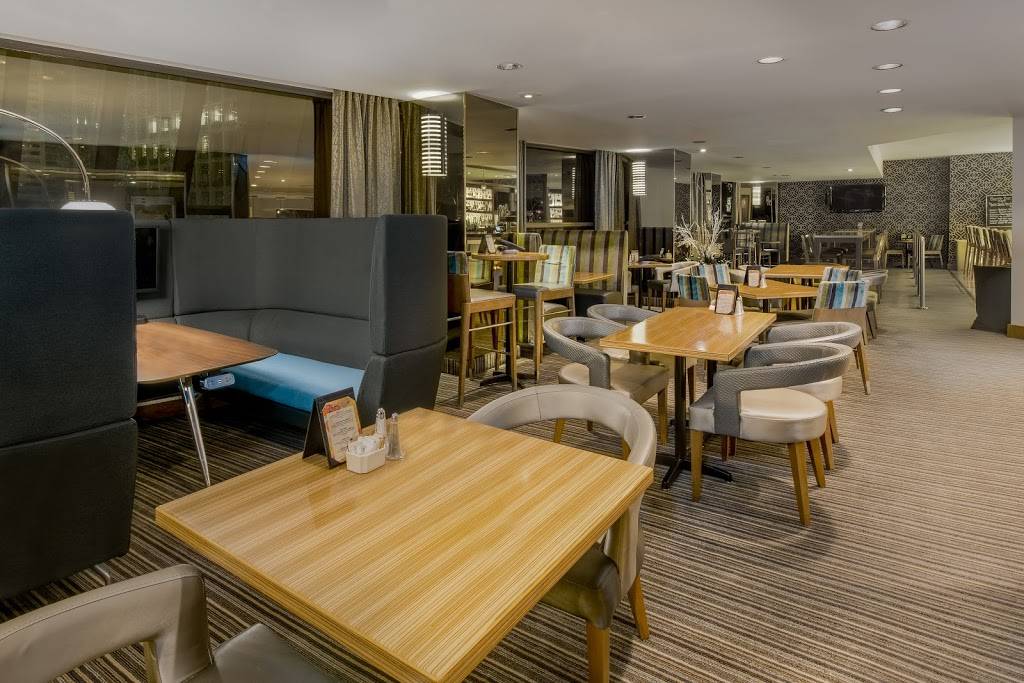 Regatta Bar & Grille | restaurant | 1113 6th Ave, Seattle, WA 98101, USA | 2064641980 OR +1 206-464-1980