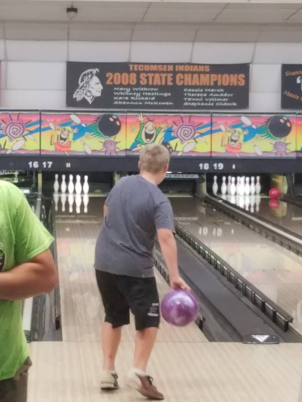 Ten Pin Alley & Big Mikes Restaurant | restaurant | 5621 S Occidental Hwy, Tecumseh, MI 49286, USA | 5174238322 OR +1 517-423-8322