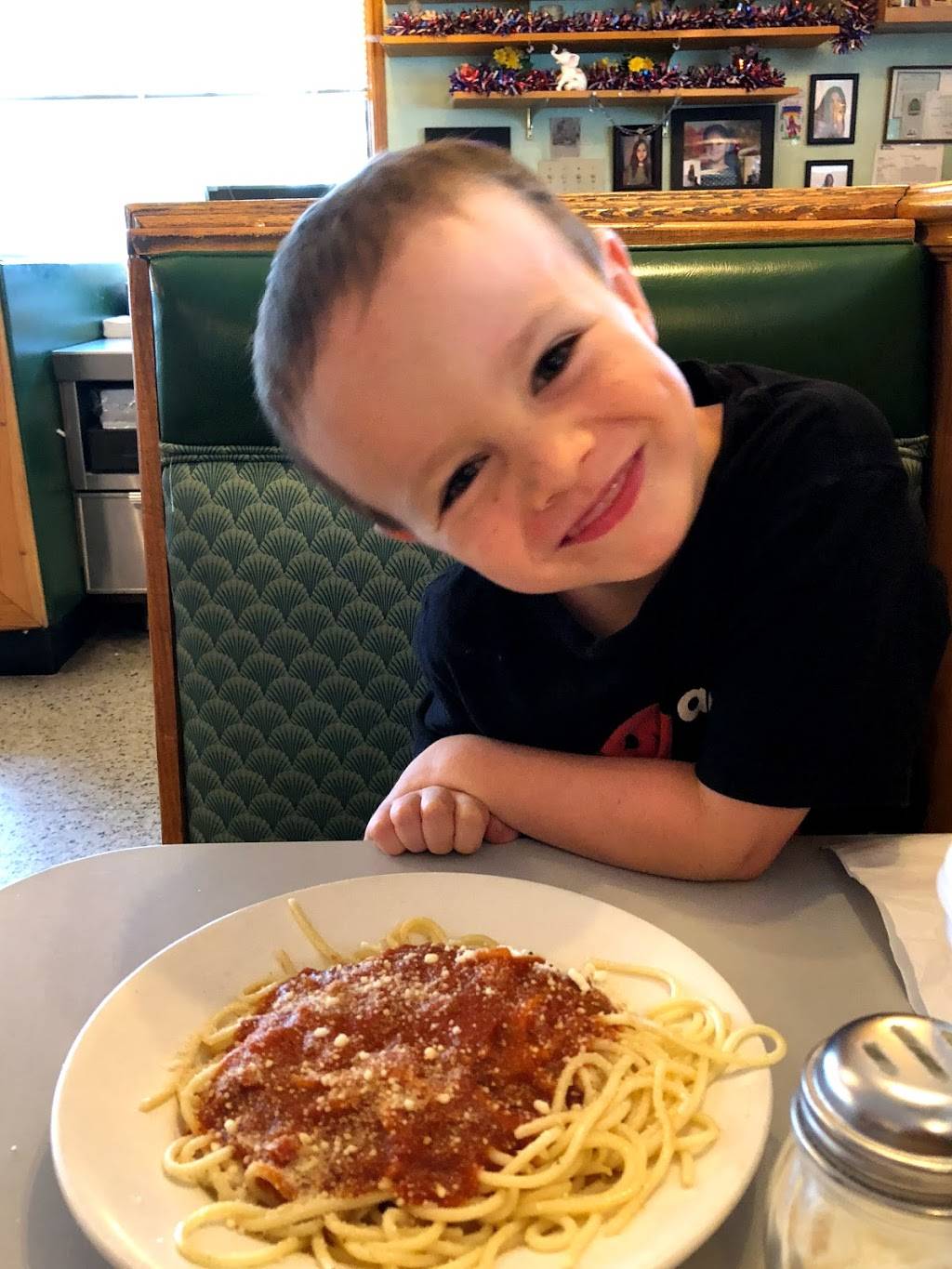 Parkway Family Restaurant | restaurant | 1400 E 13th Ave, Mendota, IL 61342, USA | 8155396837 OR +1 815-539-6837