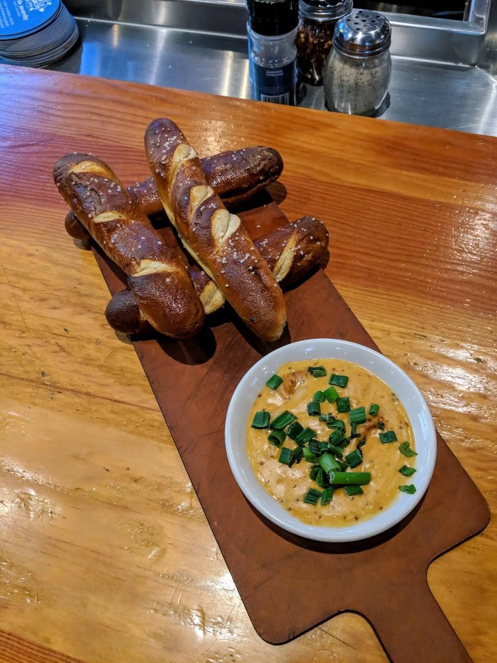 Old Chicago | restaurant | 440 Cool Springs Blvd, Franklin, TN 37067, USA | 6152248380 OR +1 615-224-8380