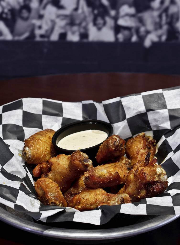 ChiSox Bar & Grill | restaurant | 320 W 35th St, Chicago, IL 60616, USA | 3126745860 OR +1 312-674-5860