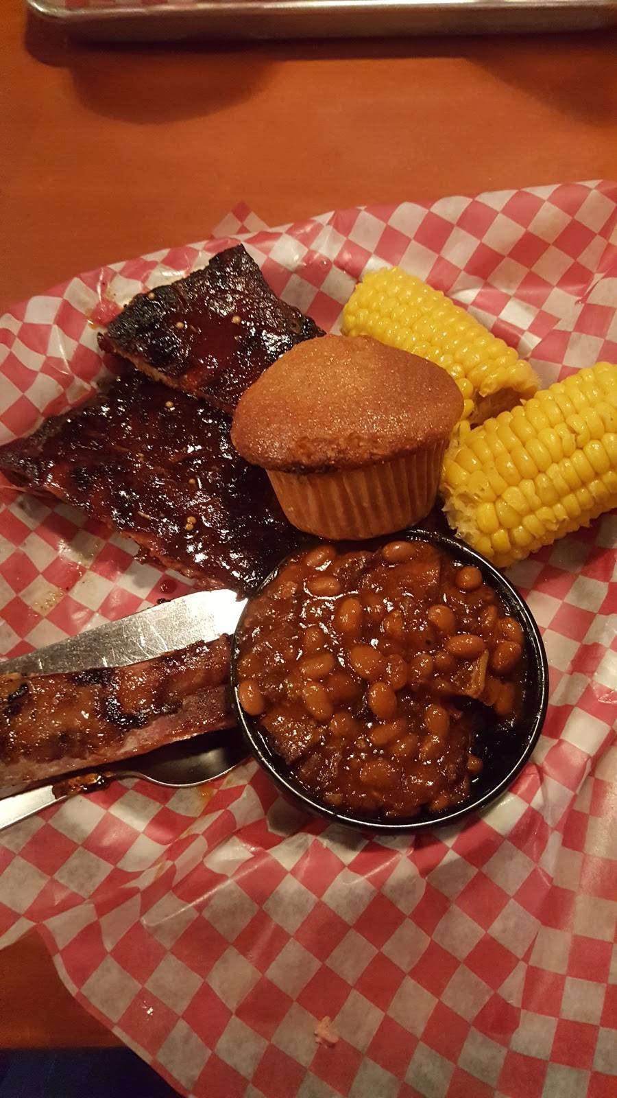 Famous Daves Bar-B-Que | restaurant | 1936 S Christopher Columbus Blvd, Philadelphia, PA 19148, USA | 2153390339 OR +1 215-339-0339