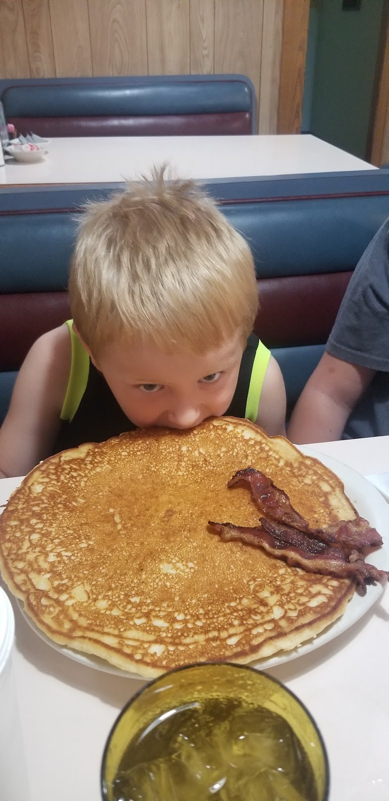 Wagon Wheel Family Restaurant | restaurant | 20262 US-160, Forsyth, MO 65653, USA | 4175463266 OR +1 417-546-3266