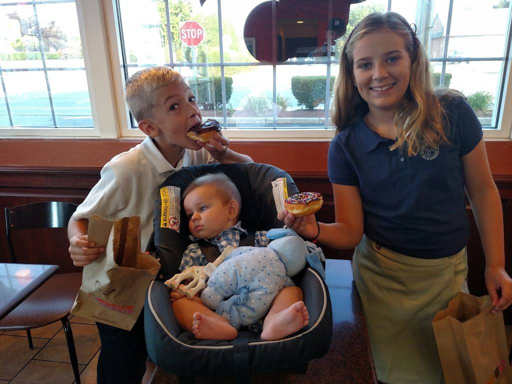 Dunkin | bakery | 720 Main St, East Greenwich, RI 02818, USA | 4018849677 OR +1 401-884-9677