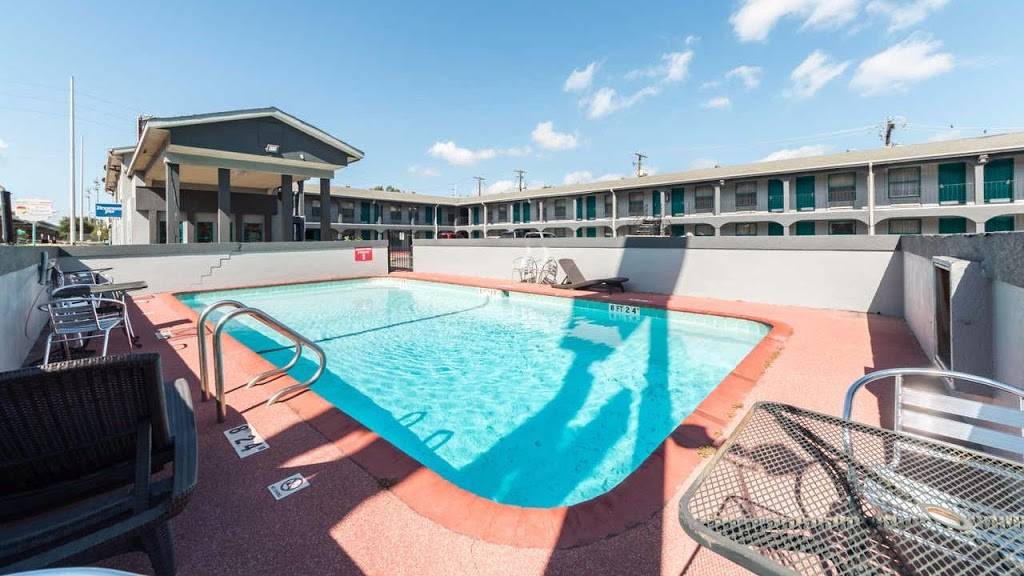 Rodeway Inn University/Downtown | restaurant | 2900 N N Interstate Hwy 35, Austin, TX 78705, USA | 5124776395 OR +1 512-477-6395