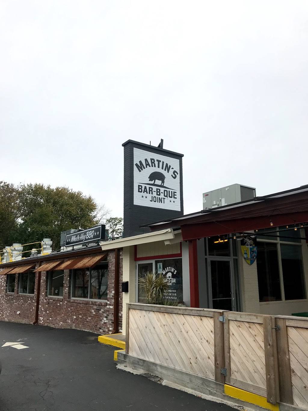 Martins Bar-B-Que Joint | restaurant | 984 Barret Ave, Louisville, KY 40204, USA | 5022420020 OR +1 502-242-0020