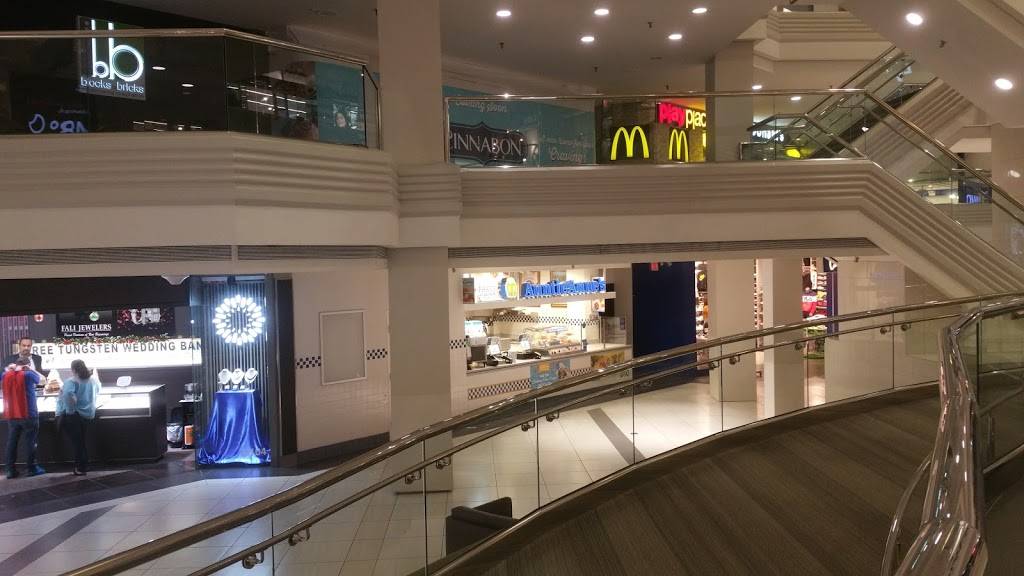 Auntie Annes | cafe | 5 Woodfield Mall, Schaumburg, IL 60173, USA | 8476196844 OR +1 847-619-6844