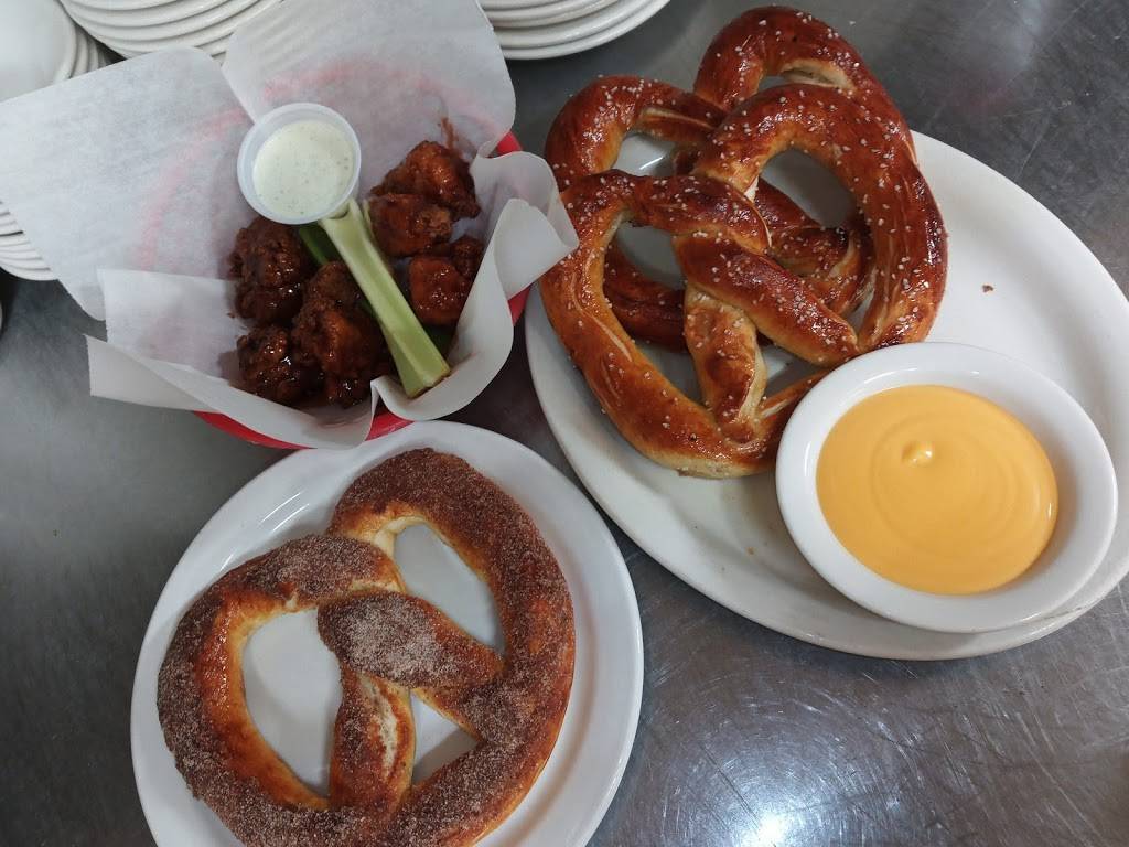 Lake House Bar & Grill | restaurant | 315 N Highland St, Mt Dora, FL 32757, USA | 3527357433 OR +1 352-735-7433