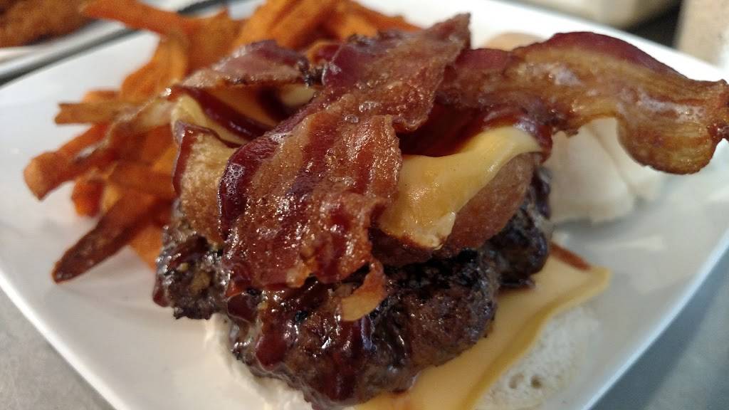 Muncheez | restaurant | 6640 Collins Ave, Miami Beach, FL 33141, USA | 3058688282 OR +1 305-868-8282