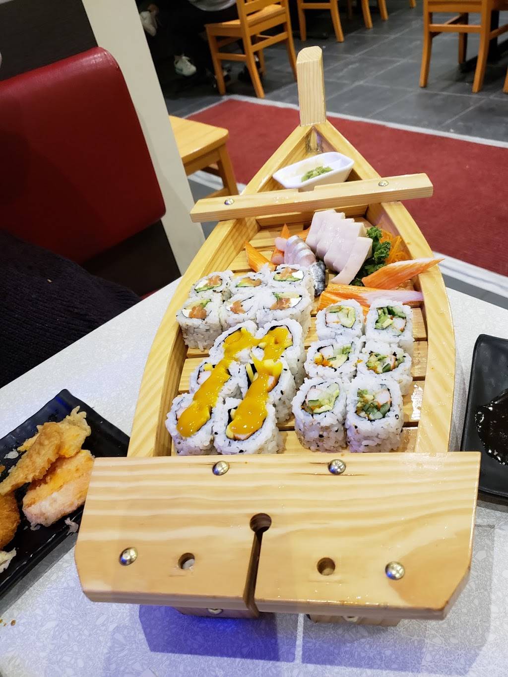 General Sushi | restaurant | 1065 Davis Dr, Newmarket, ON L3Y 2R9, Canada | 9052358007 OR +1 905-235-8007