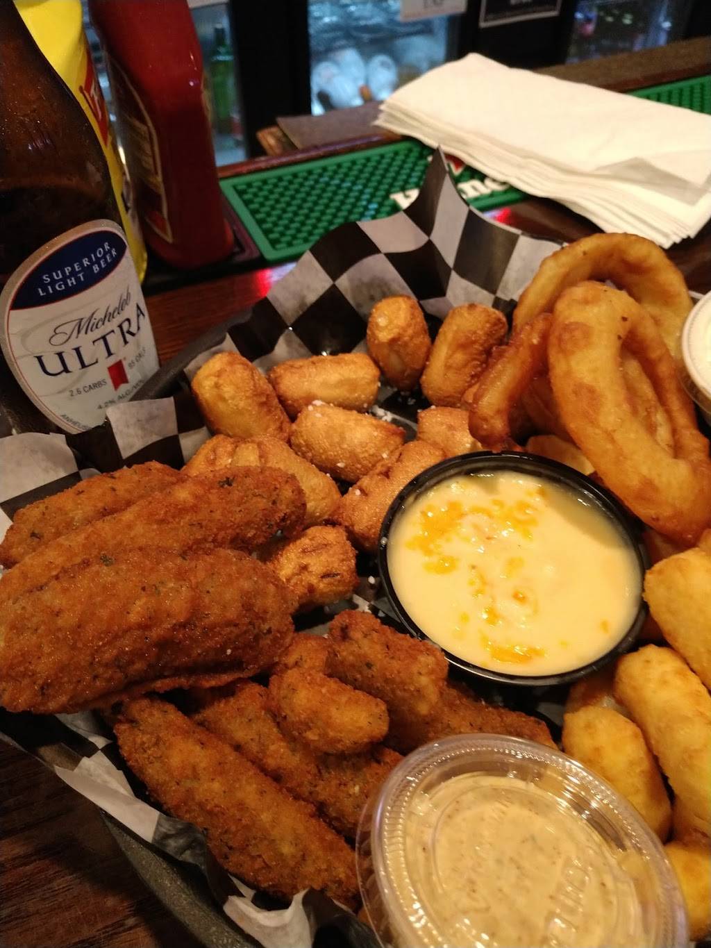 River Rocks Bar and Grill | restaurant | 709 Ave H, Fort Madison, IA 52627, USA | 3193169075 OR +1 319-316-9075