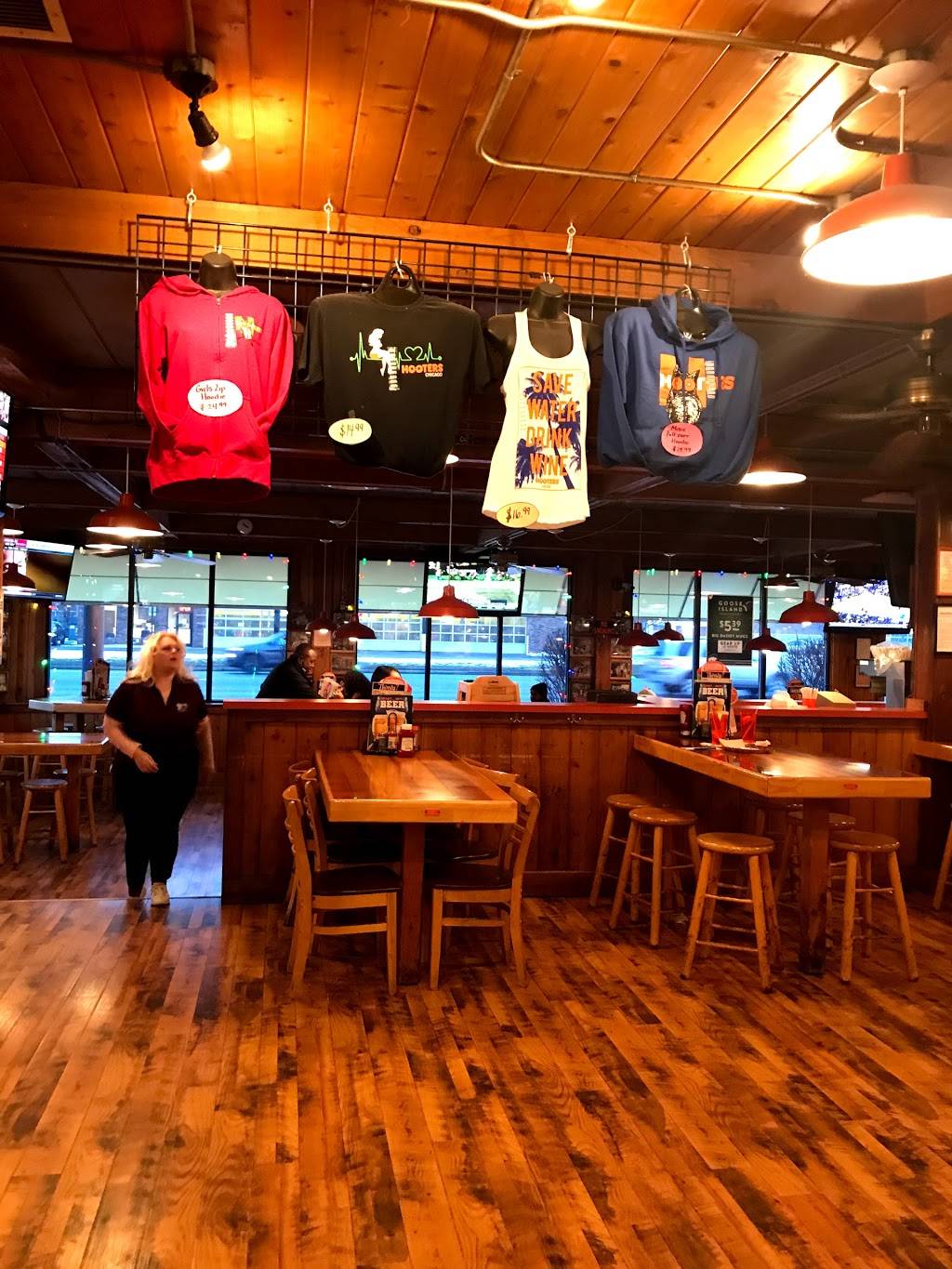Hooters | restaurant | 17060 Torrence Ave, Lansing, IL 60438, USA | 7088890446 OR +1 708-889-0446