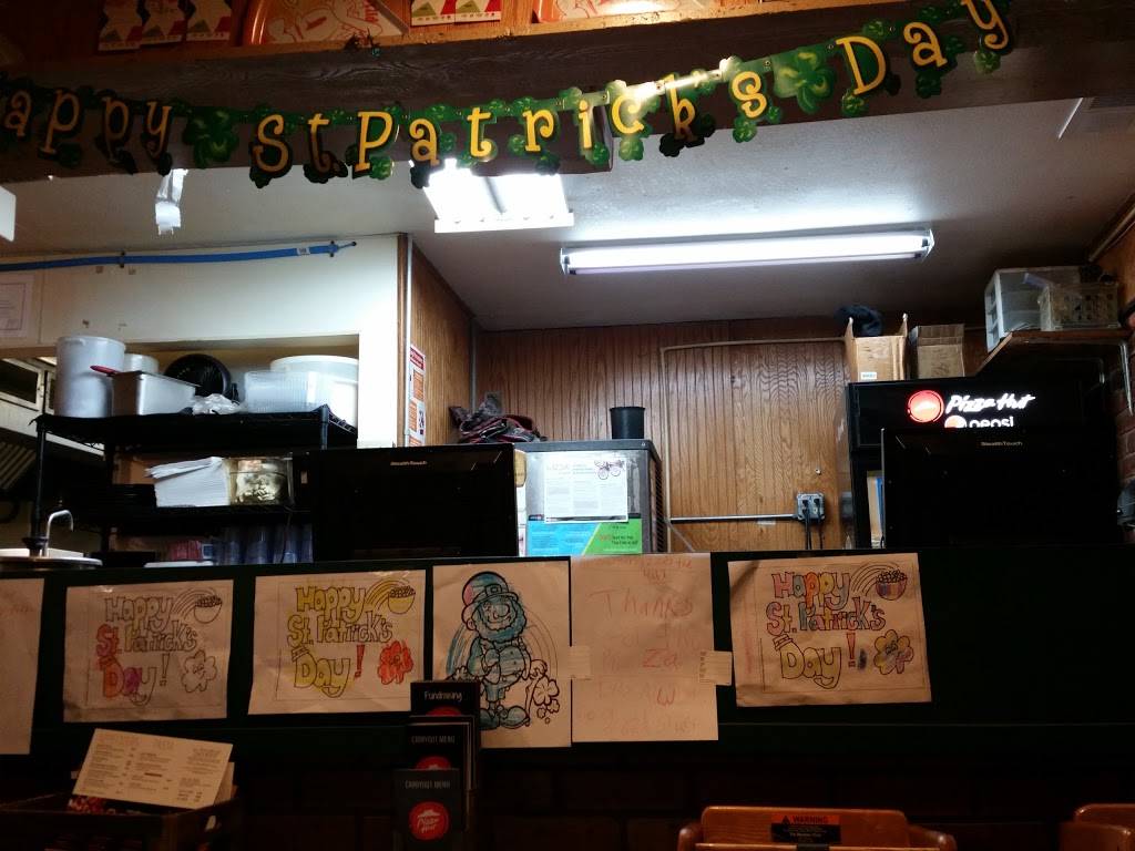 Pizza Hut | meal takeaway | 12571 IL-143, Highland, IL 62249, USA | 6186541144 OR +1 618-654-1144