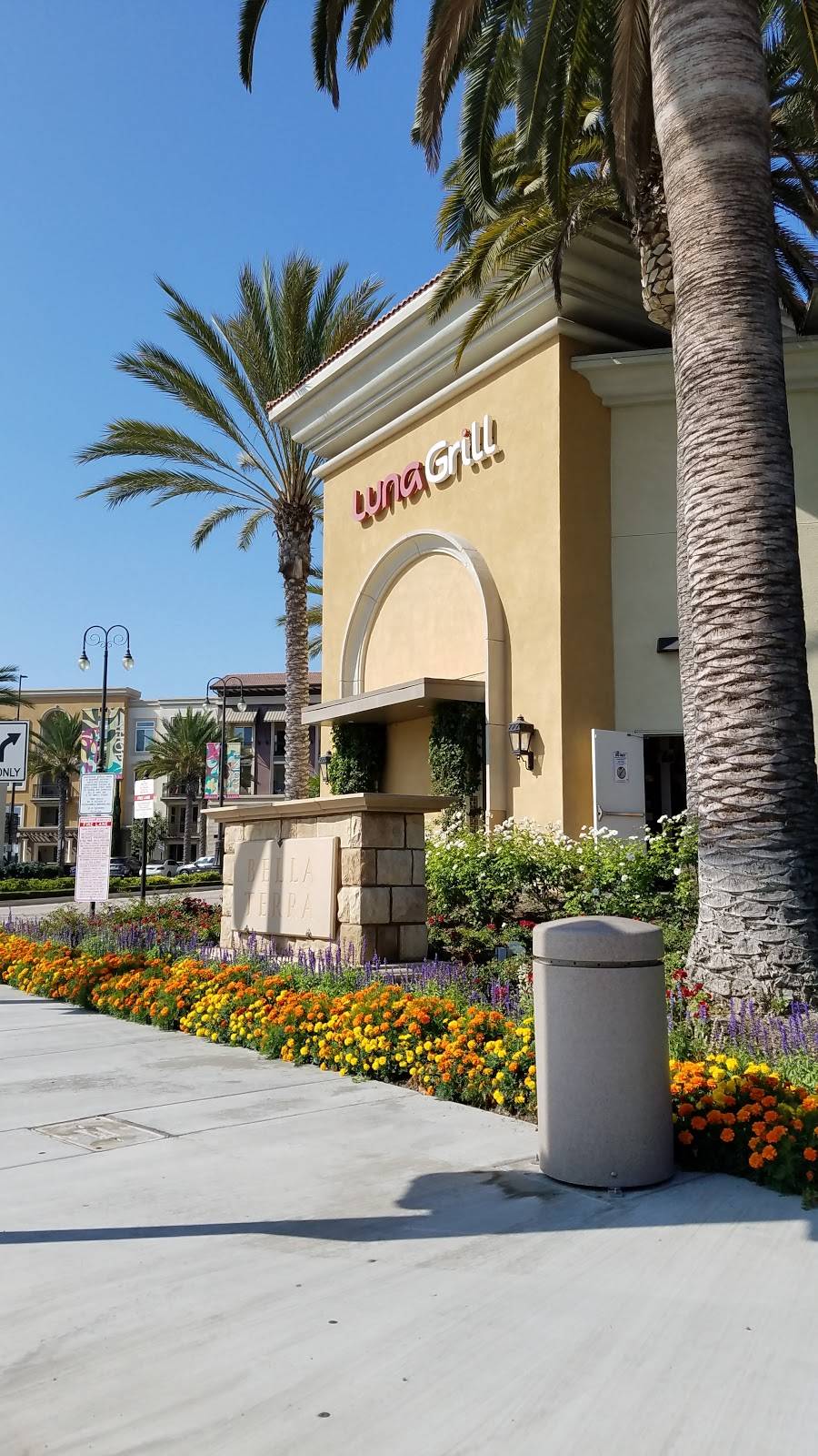 Luna Grill - Bella Terra | restaurant | Bella Terra, 7511 Edinger Ave #102, Huntington Beach, CA 92647, USA | 7143735862 OR +1 714-373-5862