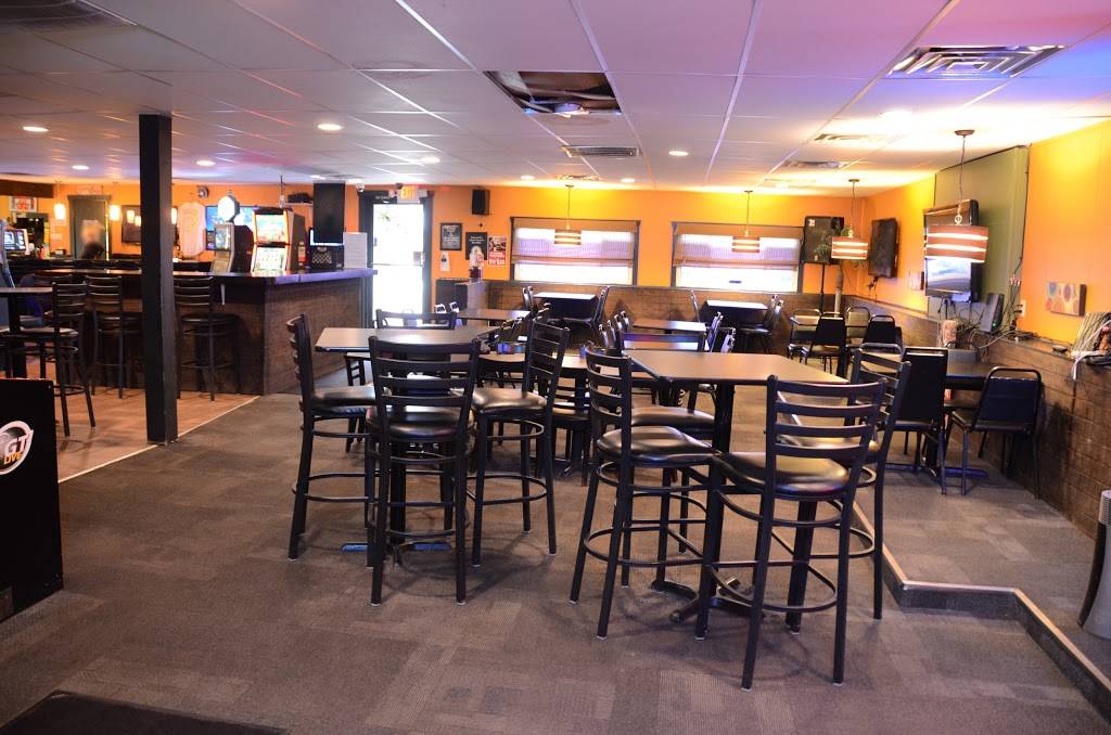 Hollars Bar & Grill | restaurant | 4050 27th St, Moline, IL 61265, USA | 3092779028 OR +1 309-277-9028