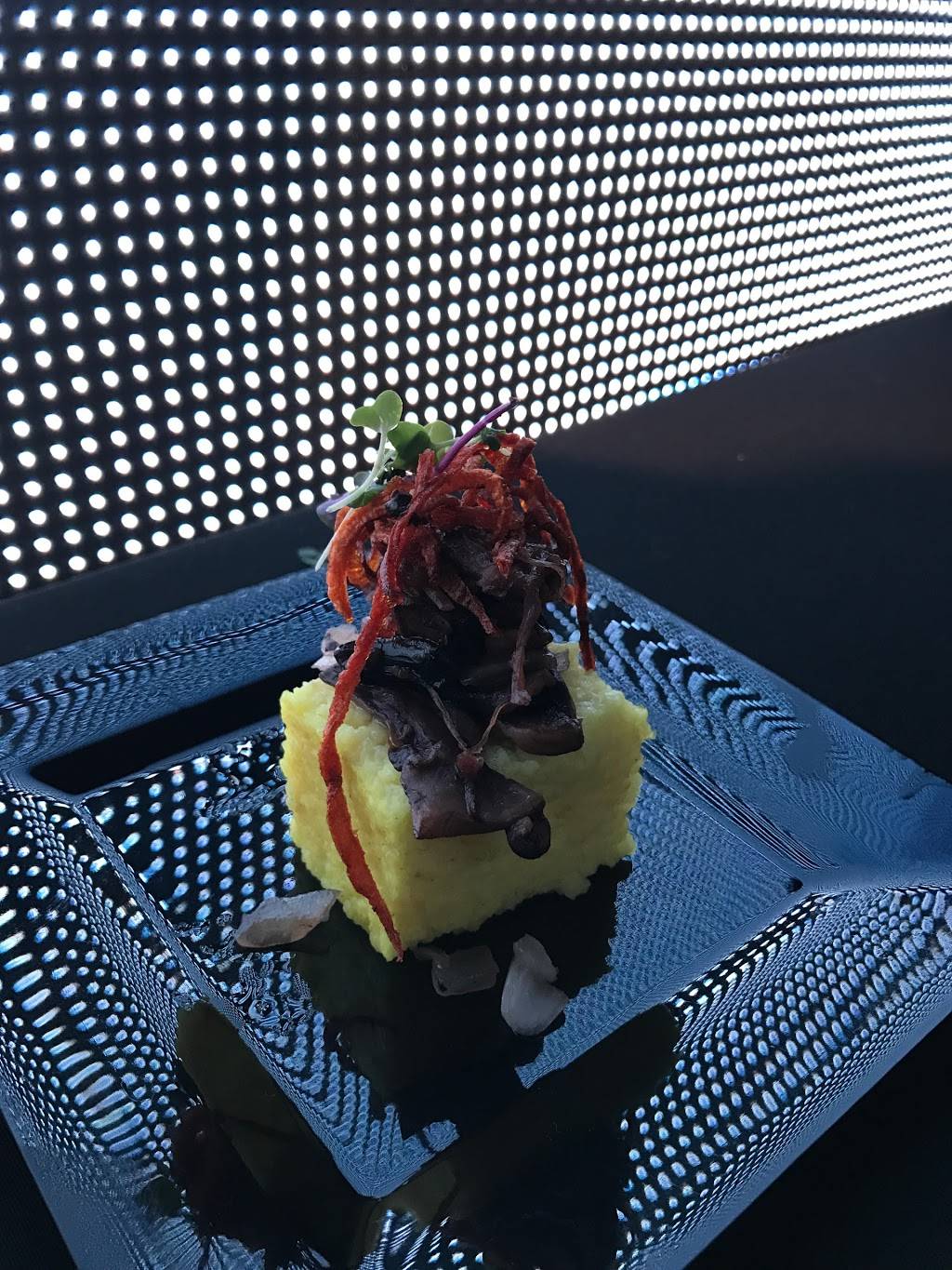 Revolve Kitchen + Bar | restaurant | 2525 W Loop S, Houston, TX 77027, USA | 7138509200 OR +1 713-850-9200