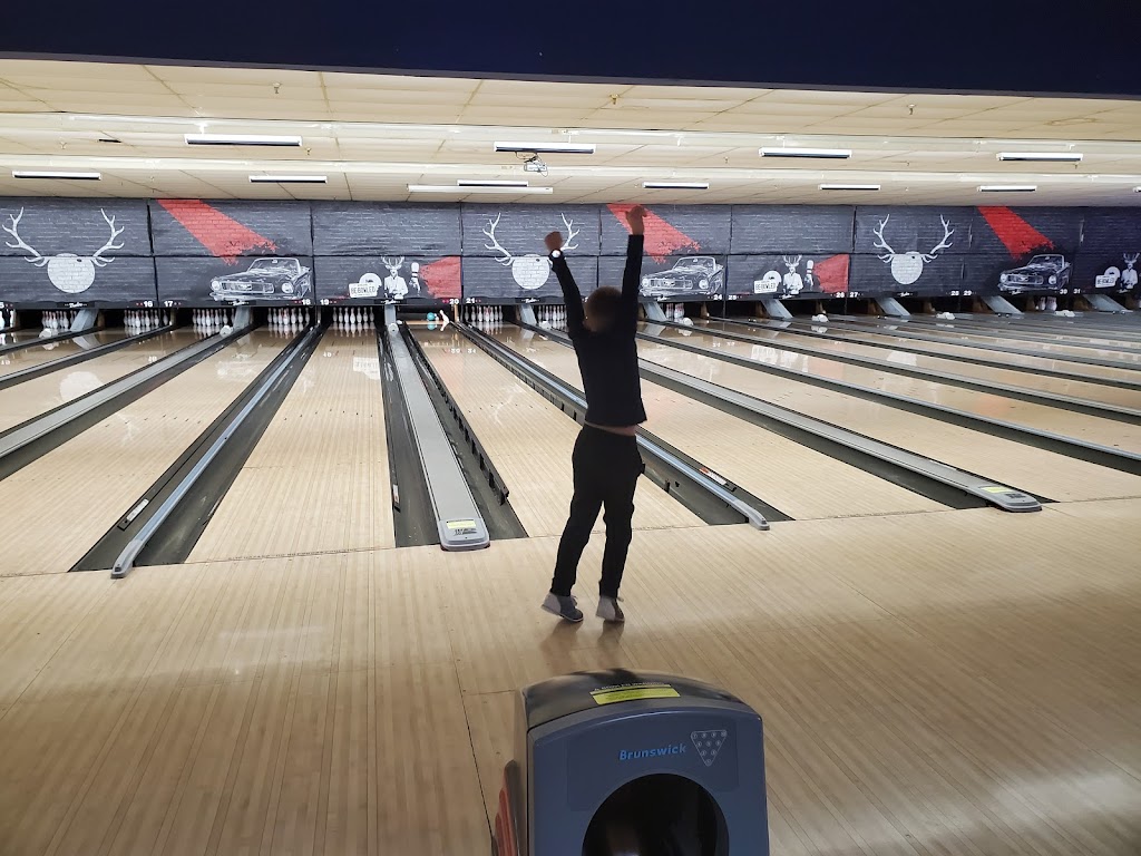 Bowlero Chesterfield | restaurant | Four Seasons Shop Ctr, 176 Four Seasons Shopping Center, Chesterfield, MO 63017, USA | 3144696550 OR +1 314-469-6550