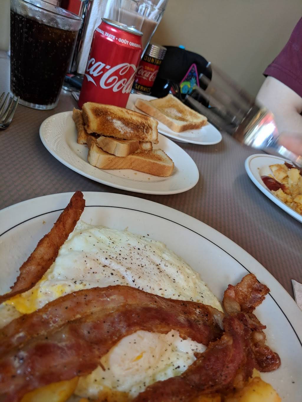 Avenue Diner | restaurant | 222 Davenport Rd, Toronto, ON M5R 1J6, Canada | 4169245191 OR +1 416-924-5191