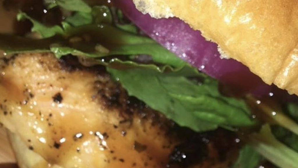 Ummi dee’s burger bistro | cafe | 2805 N 22nd St, Philadelphia, PA 19132, USA | 2152216166 OR +1 215-221-6166