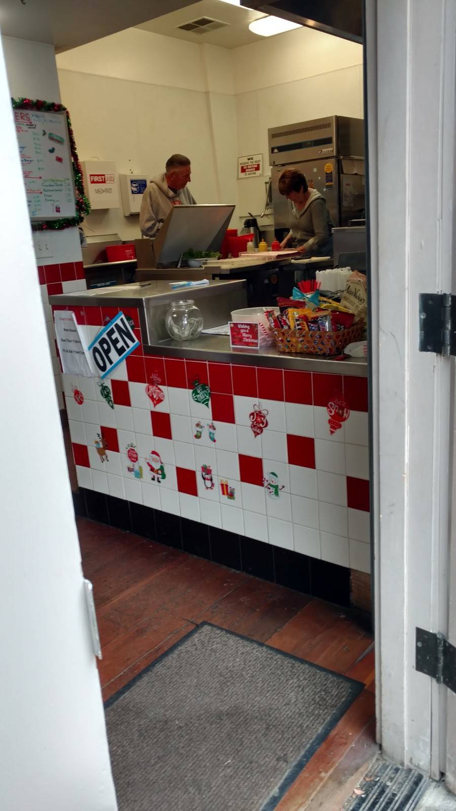 Chars Hot Dogs | restaurant | 131 1st St A, Benicia, CA 94510, USA | 7077454476 OR +1 707-745-4476