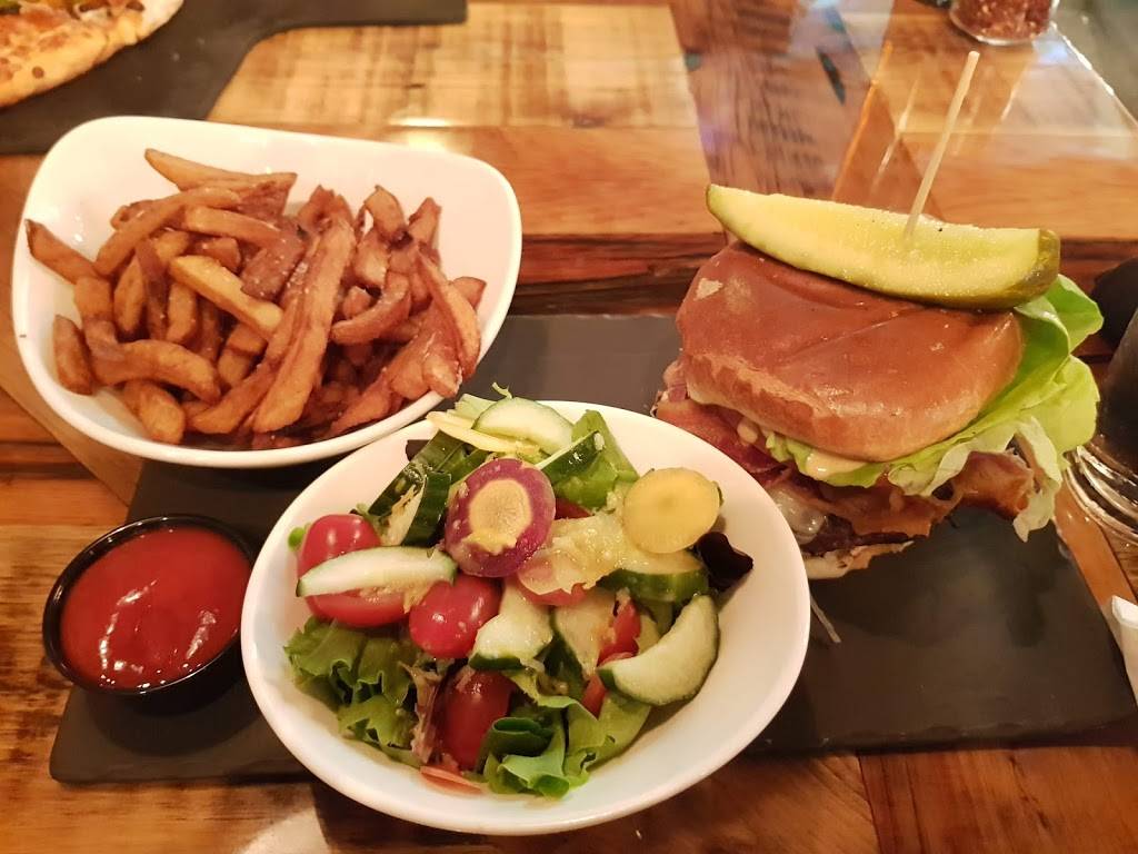 Crust & Crate Fast Fired Pizza Pub | restaurant | 2018 Ogilvie Rd, Gloucester, ON K1J 7N9, Canada | 6136566567 OR +1 613-656-6567