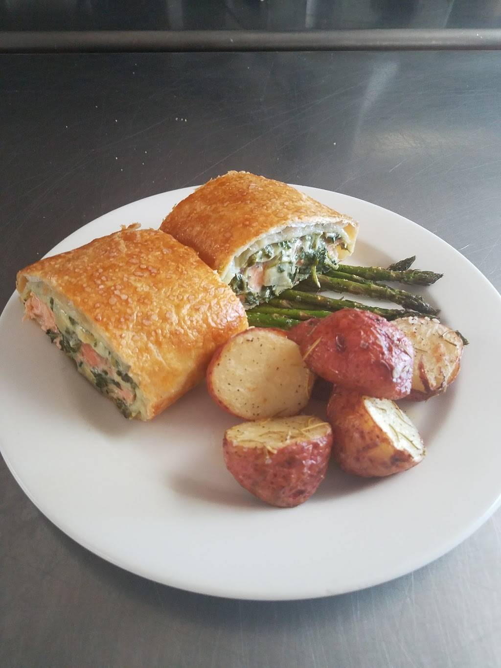 Chelos Hometown Bar & Grille | restaurant | 2225 Post Rd, Warwick, RI 02886, USA | 4017377299 OR +1 401-737-7299