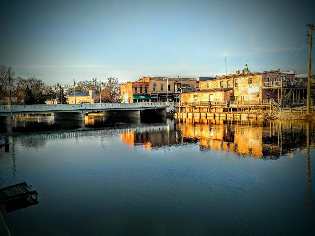 Izzys Dockside Diner & Pub | restaurant | 186 Broadway St, Berlin, WI 54923, USA | 9203617693 OR +1 920-361-7693