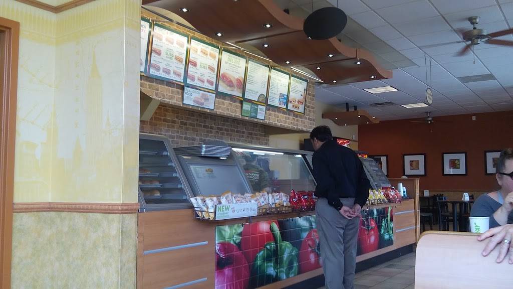 Subway | restaurant | 206 E 10th St, Jeffersonville, IN 47130, USA | 8122841957 OR +1 812-284-1957