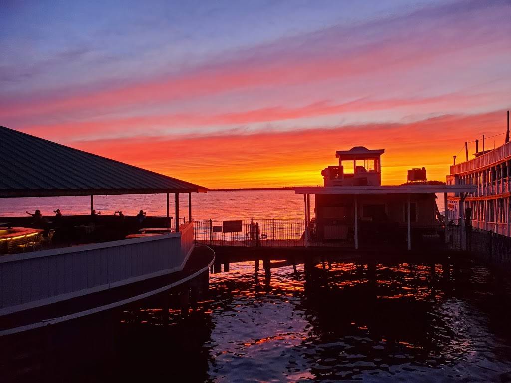 Wave on Lake Conroe | restaurant | 7041 Kingston Cove Ln, Willis, TX 77318, USA | 9366667297 OR +1 936-666-7297