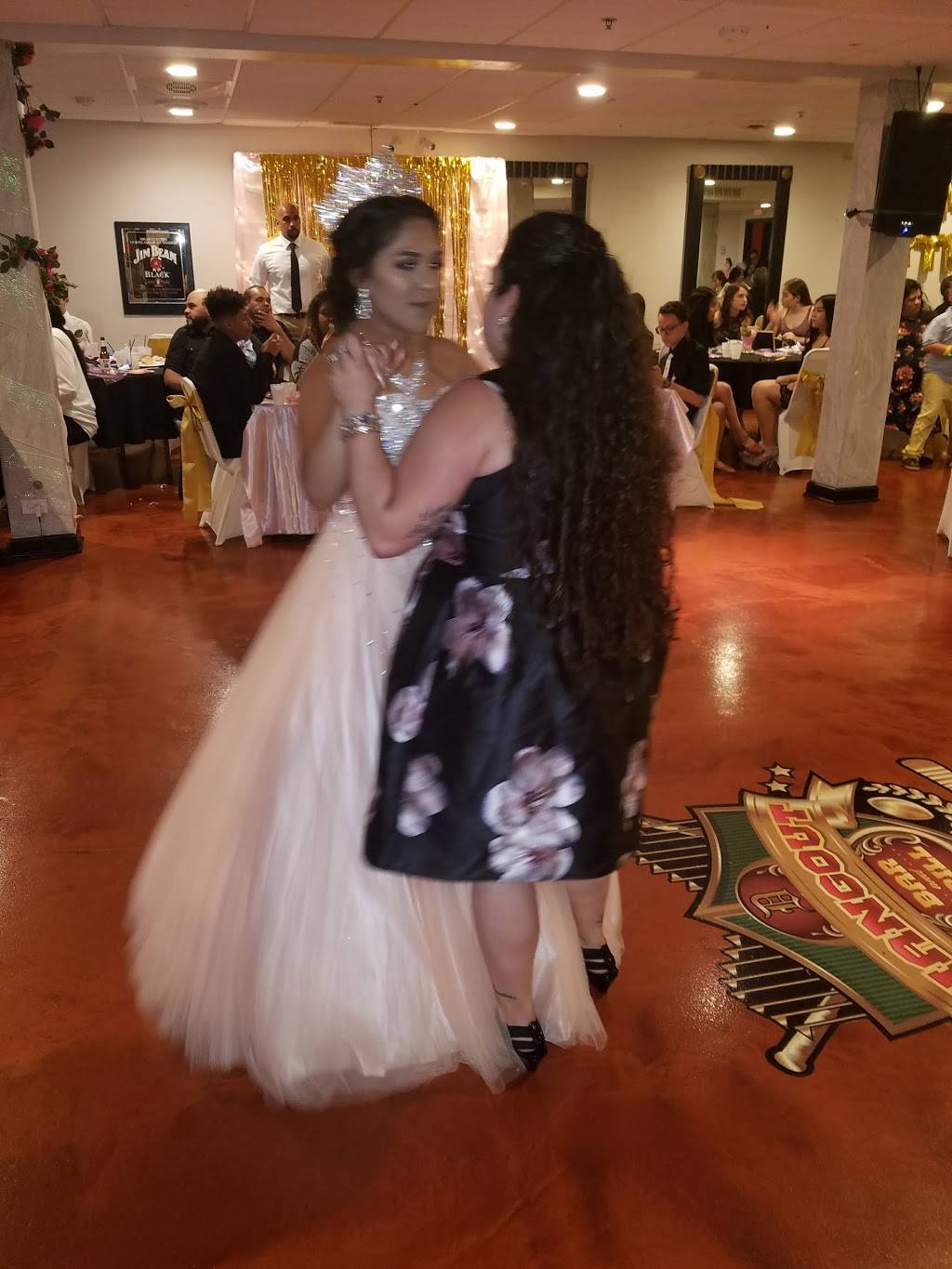 D Hangout Bar and Grill | restaurant | 550 S McLean Blvd, Elgin, IL 60123, USA | 8477170511 OR +1 847-717-0511