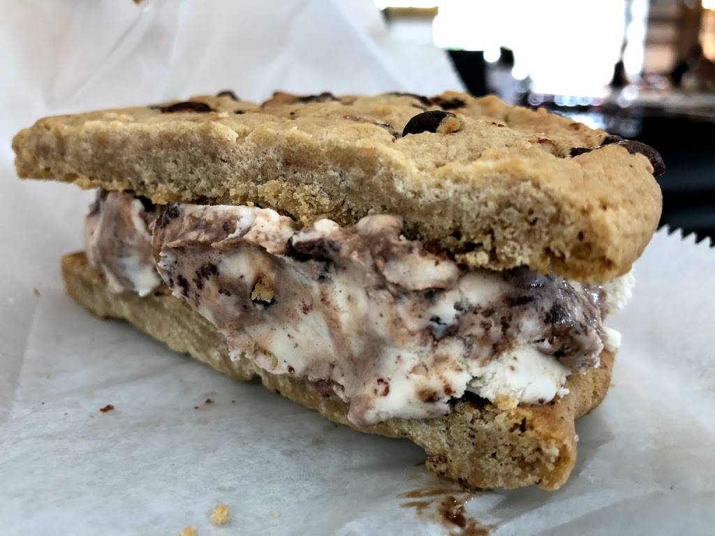 Häagen-Dazs® Ice Cream Shop | restaurant | 498 Red Apple Ct, Central Valley, NY 10917, USA | 8459282558 OR +1 845-928-2558