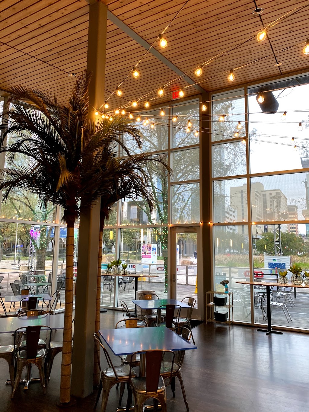 Lake House | restaurant | 1600 McKinney St, Houston, TX 77010, USA | 7133377320 OR +1 713-337-7320