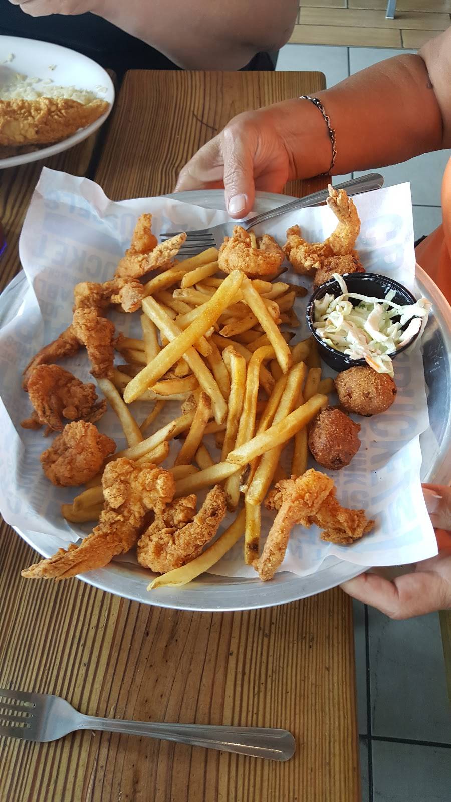 Joes Crab Shack | restaurant | 1200 Main St, Daytona Beach, FL 32118, USA | 3862384050 OR +1 386-238-4050