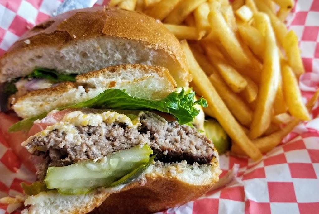 Luckies Barn & Grill | restaurant | 3311 Navarre Ave, Oregon, OH 43616, USA | 4197254747 OR +1 419-725-4747